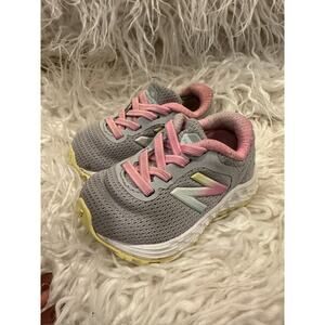 size 2 New Balance Arishi V2 Running Shoes silver Grey with Pink